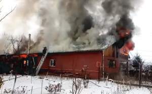 VIDEO / Incendiu de proporţii în Neamţ! O casă a fost mistuită de flăcări. Ce au găsit pompierii în pod. Atenţie, ţi se poate întâmpla şi ţie!