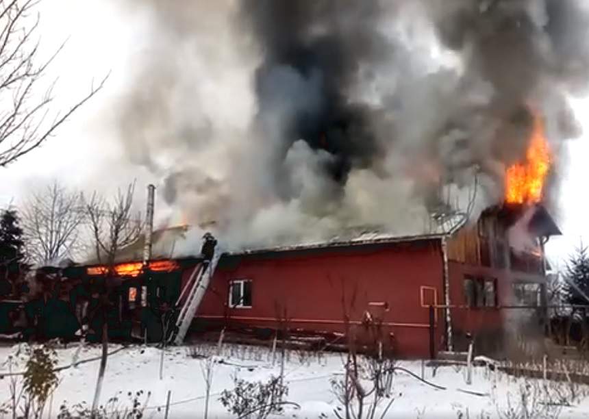 VIDEO / Incendiu de proporţii în Neamţ! O casă a fost mistuită de flăcări. Ce au găsit pompierii în pod. Atenţie, ţi se poate întâmpla şi ţie!