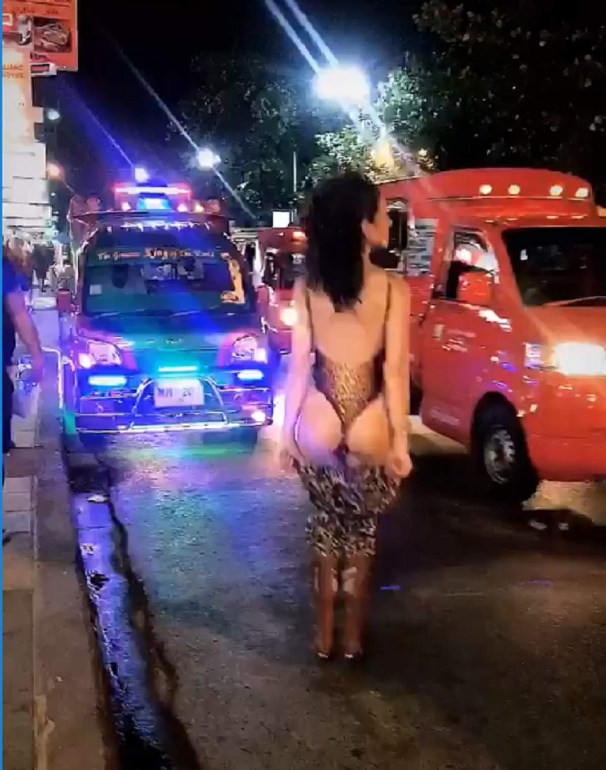 VIDEO / Cristina Ich, pericol public! Şi-a dat pantalonii jos pe stradă, printre maşini