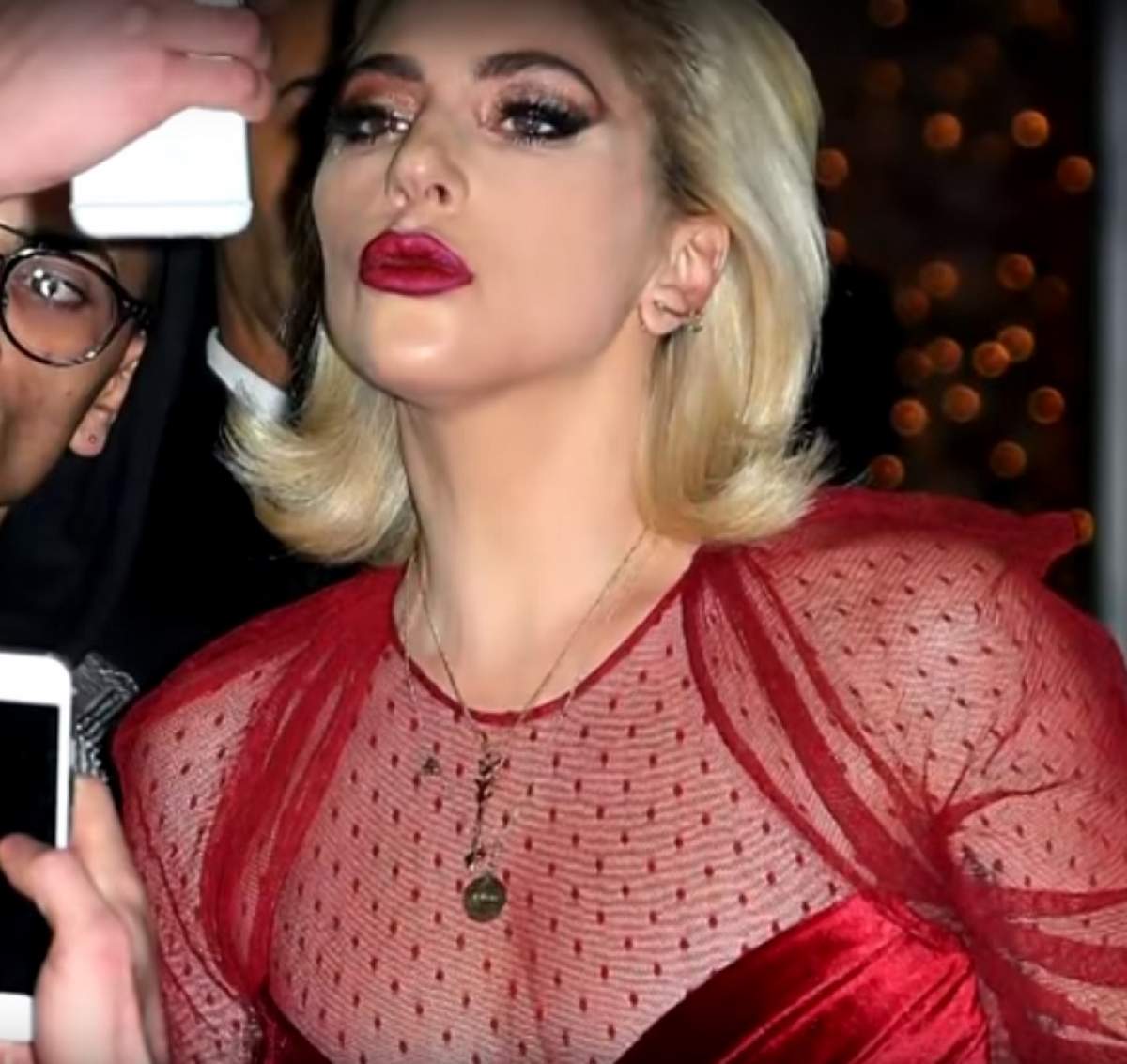 GALERIE FOTO / Lady Gaga șochează din nou! Cântăreața s-a afișat fără chiloți, într-o rochie transparentă!