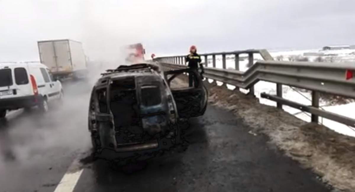 VIDEO / Momente de groază pentru doi oameni pe autostrada Sibiu-Orăştie! Un incendiu violent a provocat daună totală unui autoturism