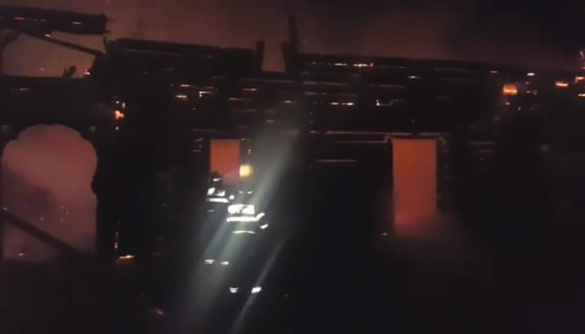 VIDEO / Incendiu violent în Suceava! O biserică a ars din temelii! Nouă autospeciale au acţionat