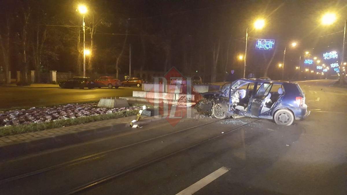 FOTO / Accident mortal! Şoferul nu purta centura de siguranţă şi a zburat direct prin parbriz