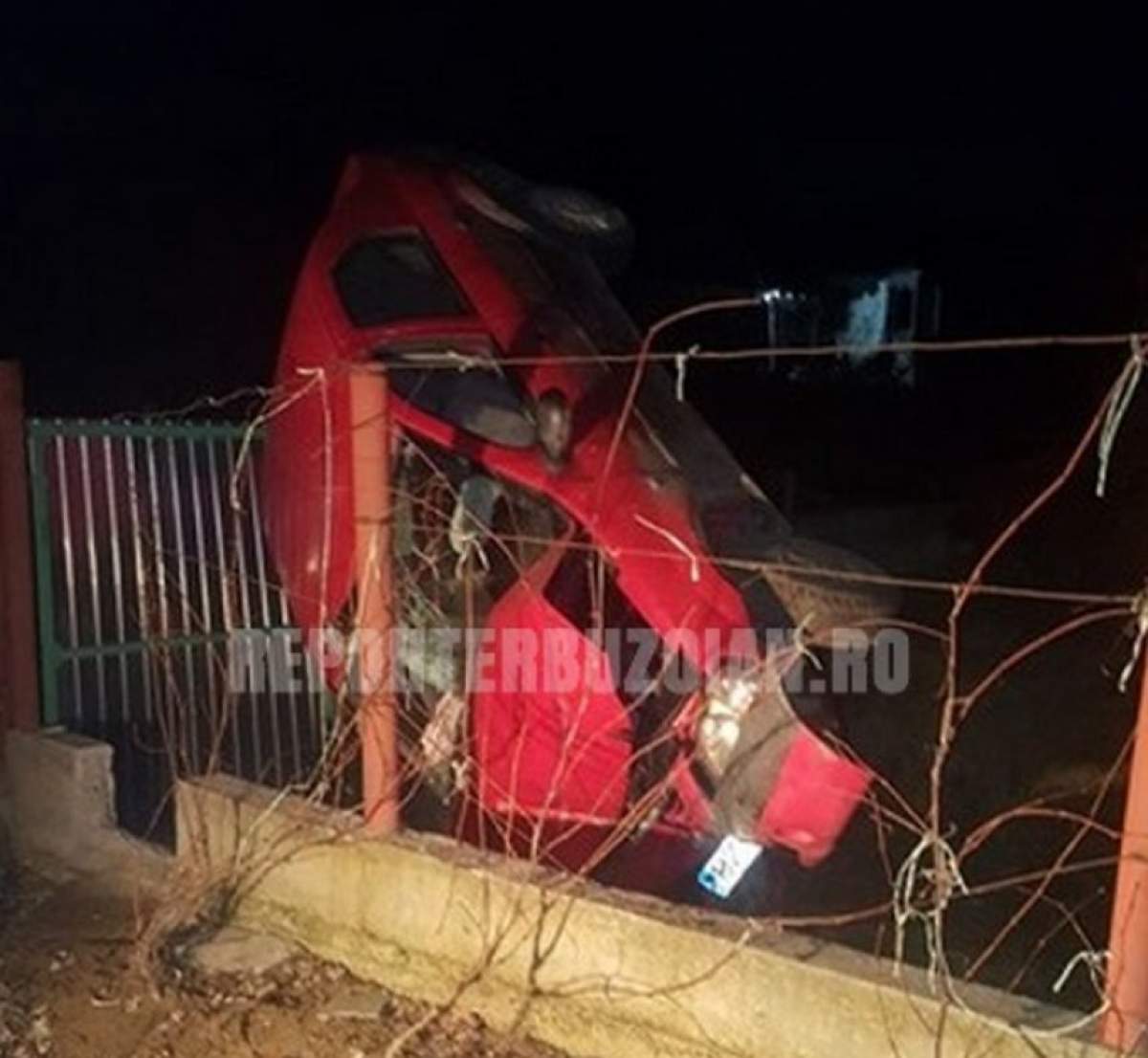 Accident spectaculos în Buzău. Un șofer fără permis a aterizat cu mașina într-o curte