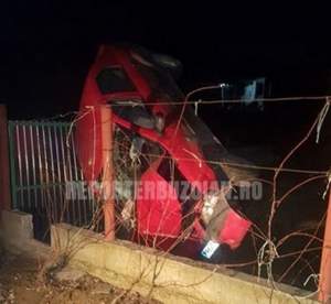 Accident spectaculos în Buzău. Un șofer fără permis a aterizat cu mașina într-o curte