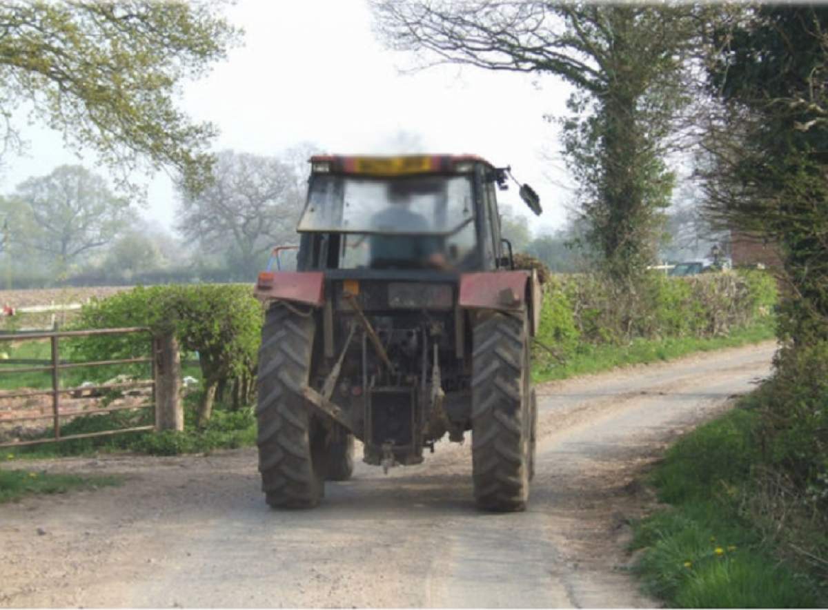 Fetiţă de 5 ani, lovită de un tractor condus de un băiat de 13 ani