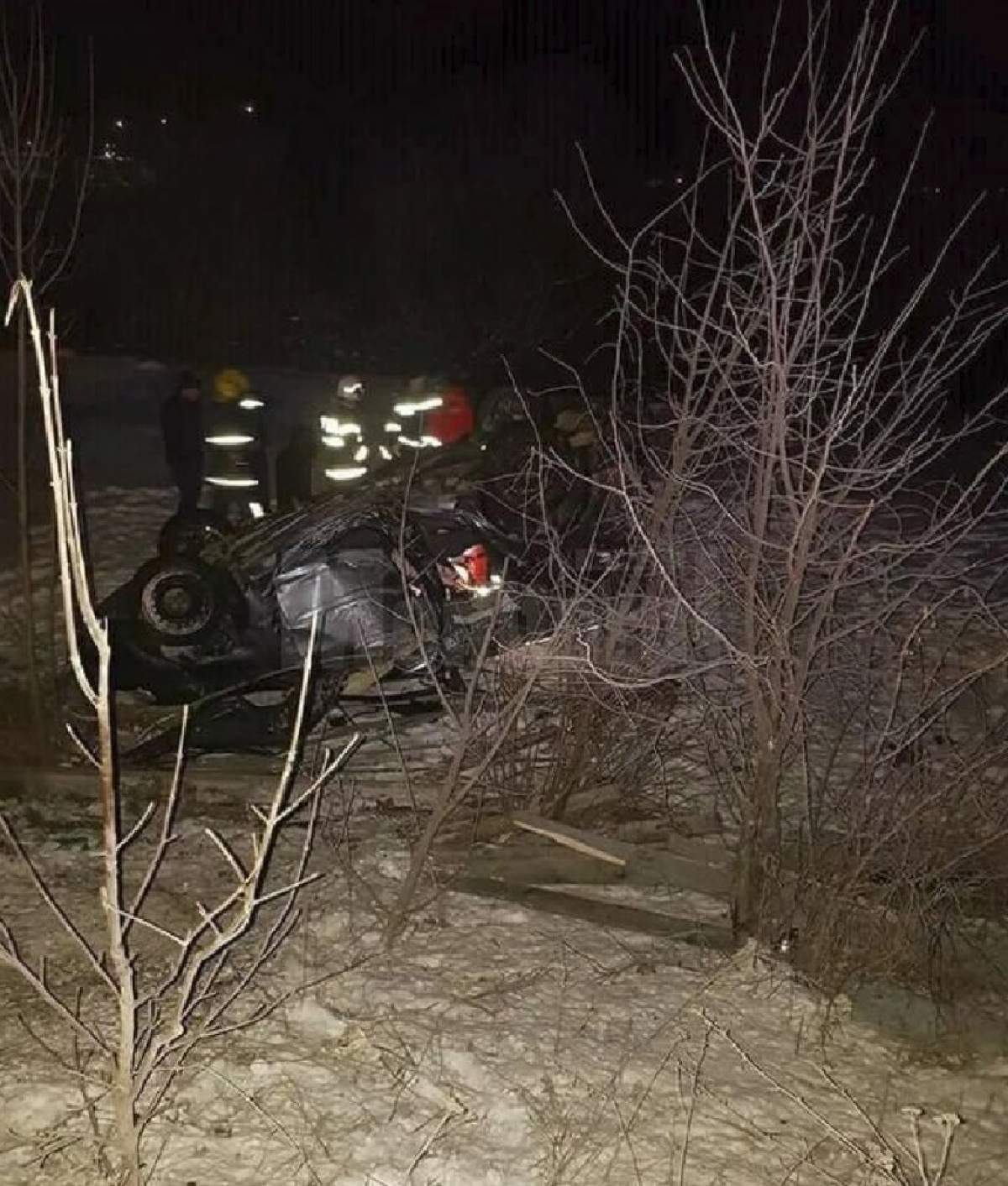 FOTO / Accident grav în Suceava! O femeie a murit, după ce soţul băut a intrat cu maşina într-un stâlp