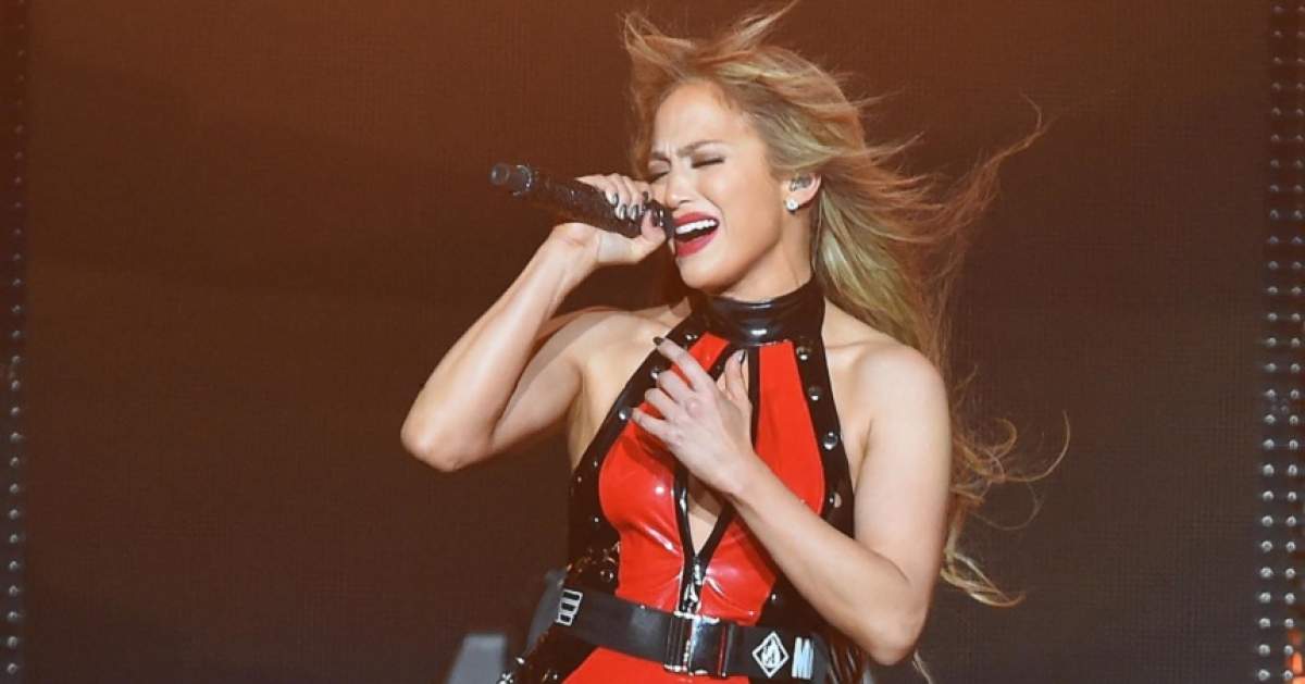 FOTO / J. Lo, ce sexy ești! AȘA s-a afișat celebra cântăreață la un concert. Fanii au fost în delir