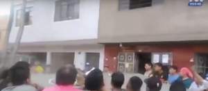 VIDEO / Şi-a aruncat copilul de la etajul 4 pentru a-i salva viaţa. Cum au reacţionat vecinii