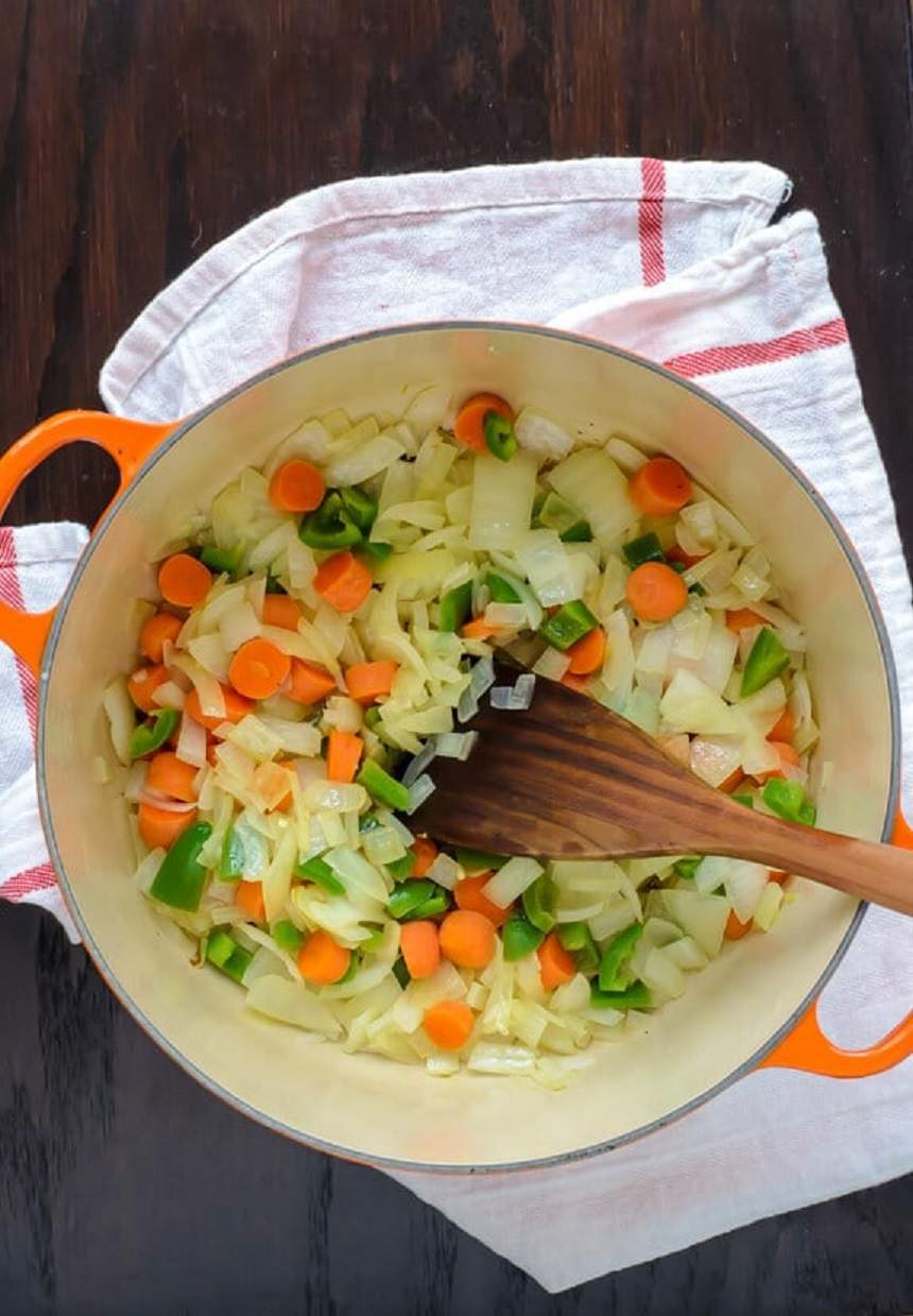 Supă cremă de legume cu brânză cheddar şi ardei iuţi