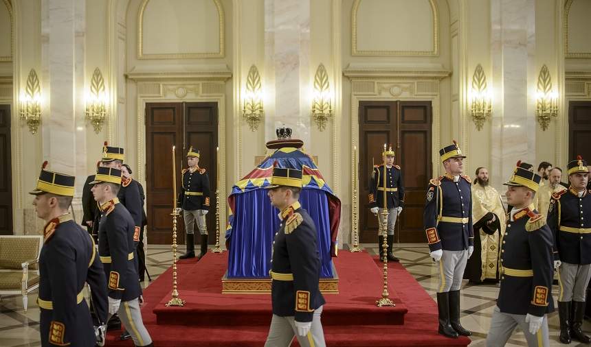 FOTO / Îl mai ţii minte pe liceanul care a îngenuncheat în faţa catafalcului Regelui Mihai I? Iată unde a fost invitat de onoare