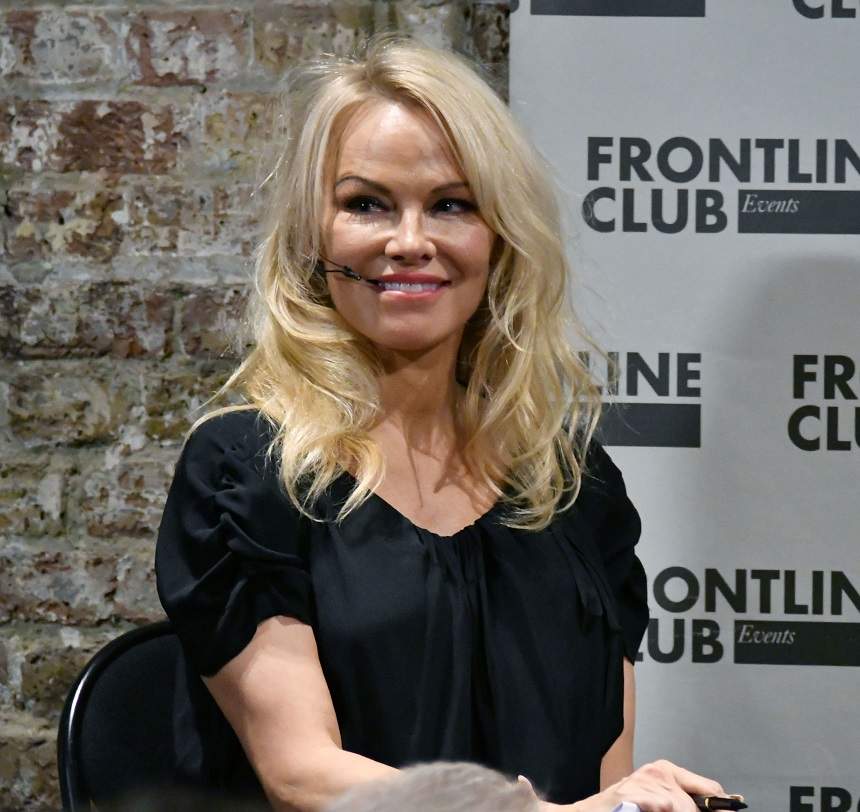 FOTO / Trecerea anilor nu iartă pe nimeni! Pamela Anderson, apariţie şoc la o lansare de carte din Londra
