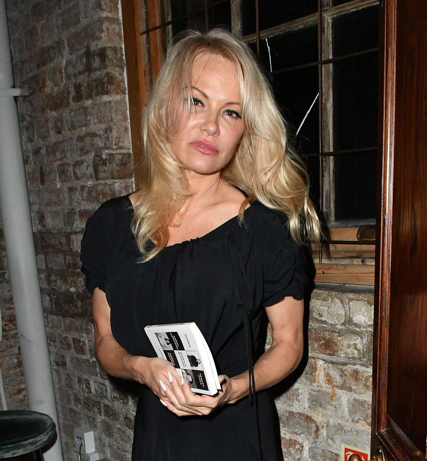 FOTO / Trecerea anilor nu iartă pe nimeni! Pamela Anderson, apariţie şoc la o lansare de carte din Londra