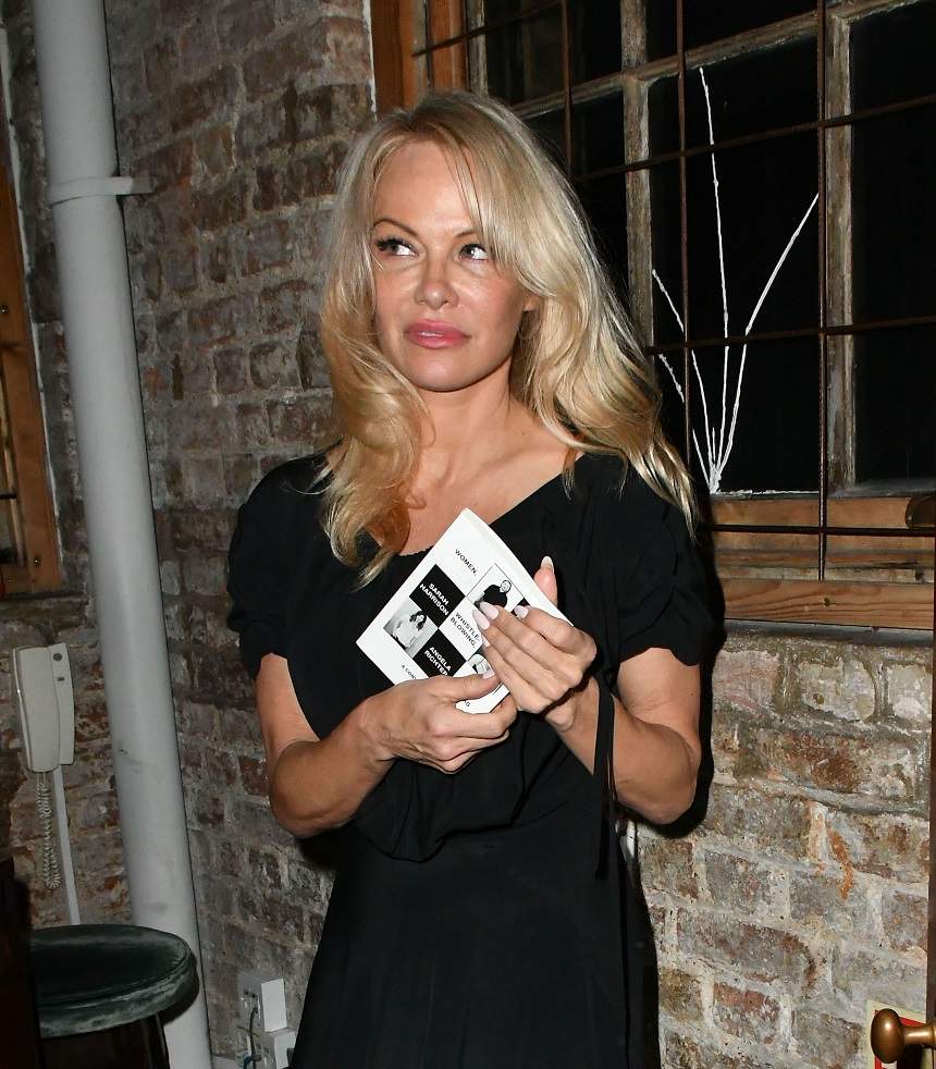 FOTO / Trecerea anilor nu iartă pe nimeni! Pamela Anderson, apariţie şoc la o lansare de carte din Londra