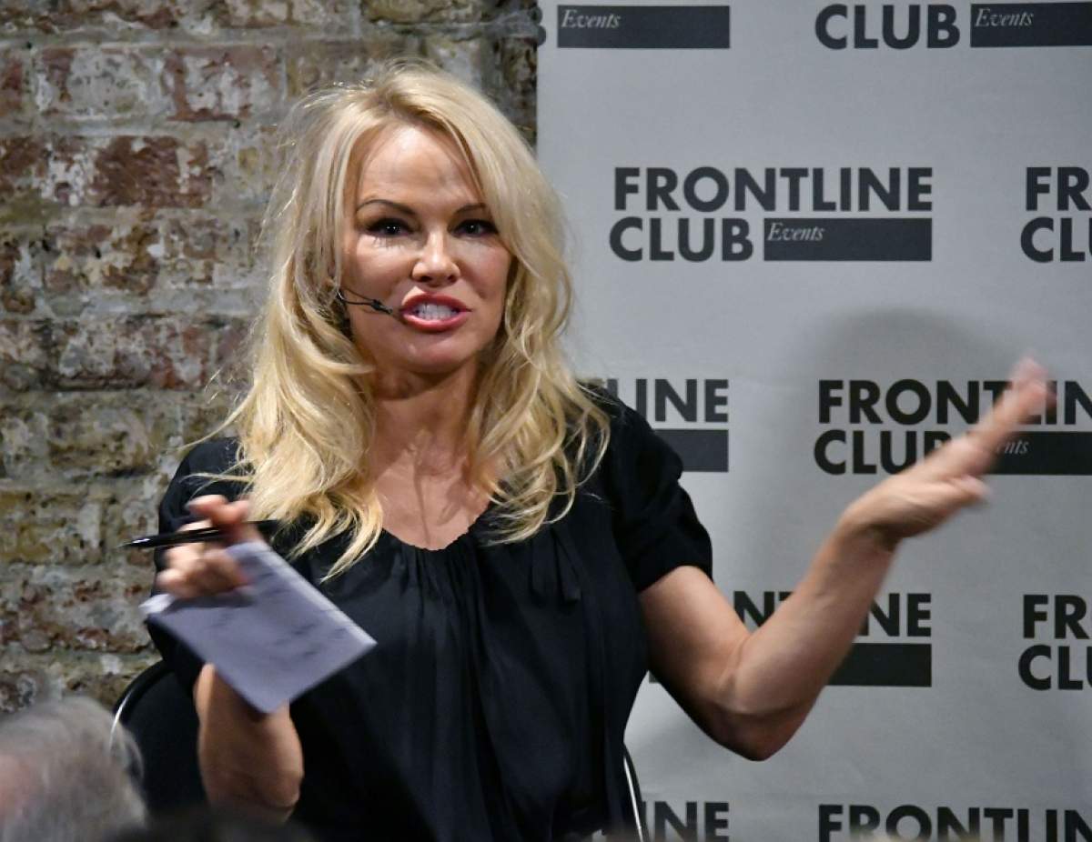 FOTO / Trecerea anilor nu iartă pe nimeni! Pamela Anderson, apariţie şoc la o lansare de carte din Londra