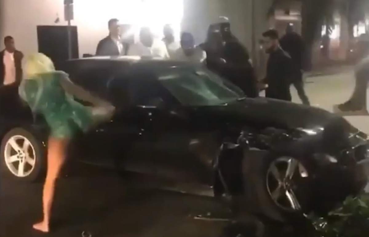 VIDEO / Accident cu lovituri de karate la pachet. O femeie distruge pur şi simplu o maşină!