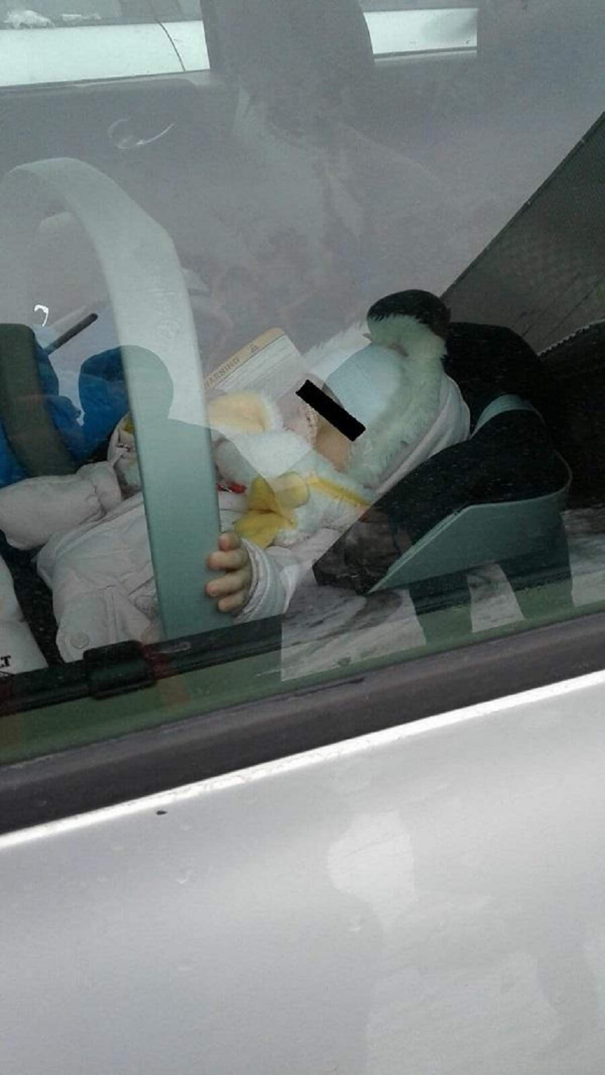 FOTO / Bebeluş uitat în maşină timp de o oră. Cum a fost găsit copilul. "Oamenii au vrut să spargă geamul"