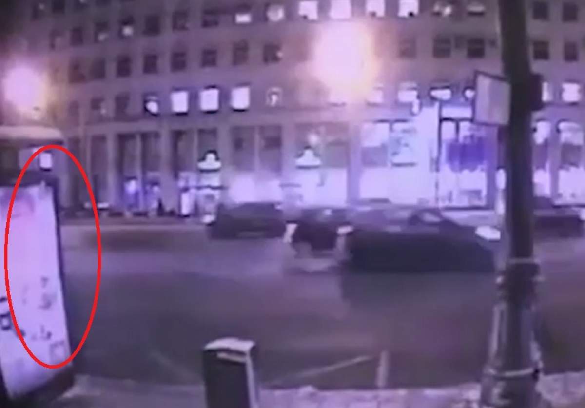 VIDEO / O maşină a intrat într-o mulţime din Moscova! Şocant ce au găsit în portbagaj. Un om a murit