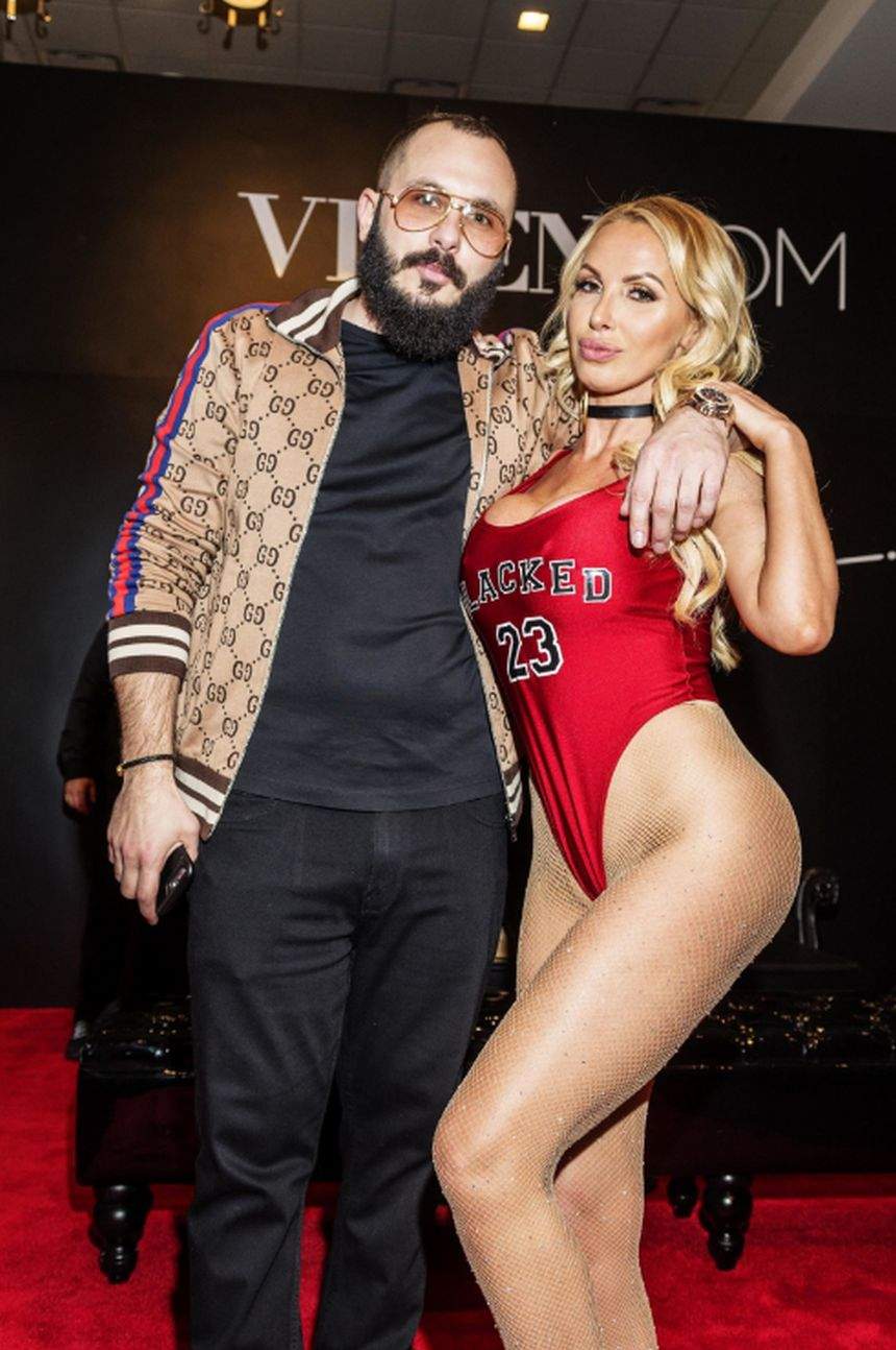 FOTO / Extravagantă şi cu celulita la vedere. O renumită vedetă a apărut aşa la o expoziţie dedicată adulţilor