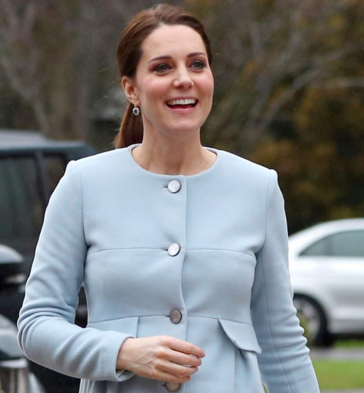 FOTO / Kate Middleton, cu burtica la vedere. Ţinuta aleasă de Ducesa de Cambridge i-a scos extrem de bine în evidenţă sarcina