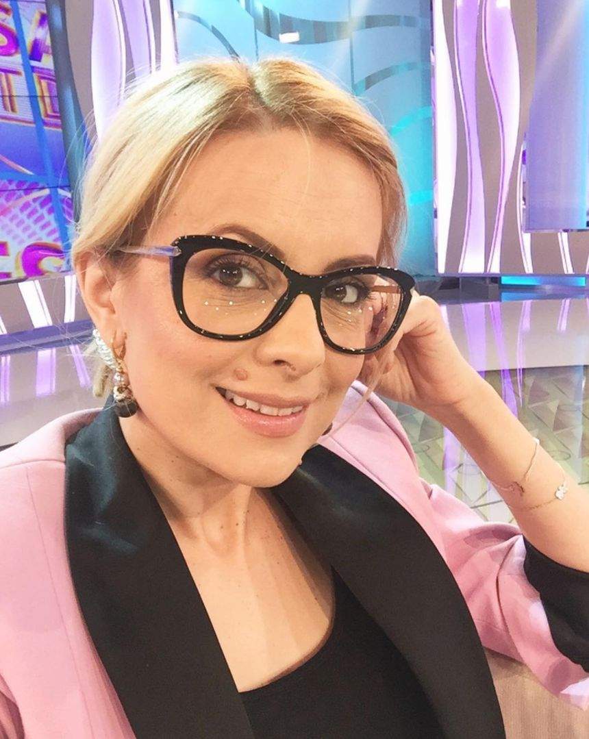 FOTO / Simona Gherghe îmbină excelent viaţa de mamă cu cea profesională. Noul look îi vine de minune