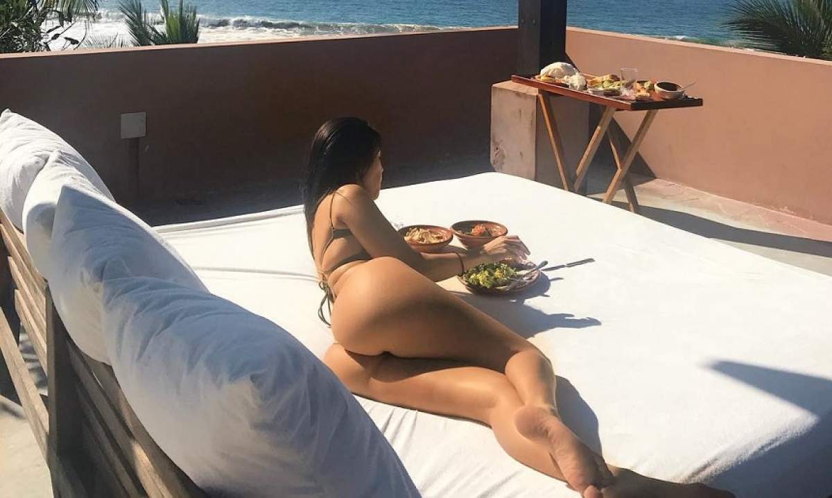 Îi cauţi bikinii cu lupa şi nu îi găseşti! Kourtney Kardashian, fotografie incendiară la plajă