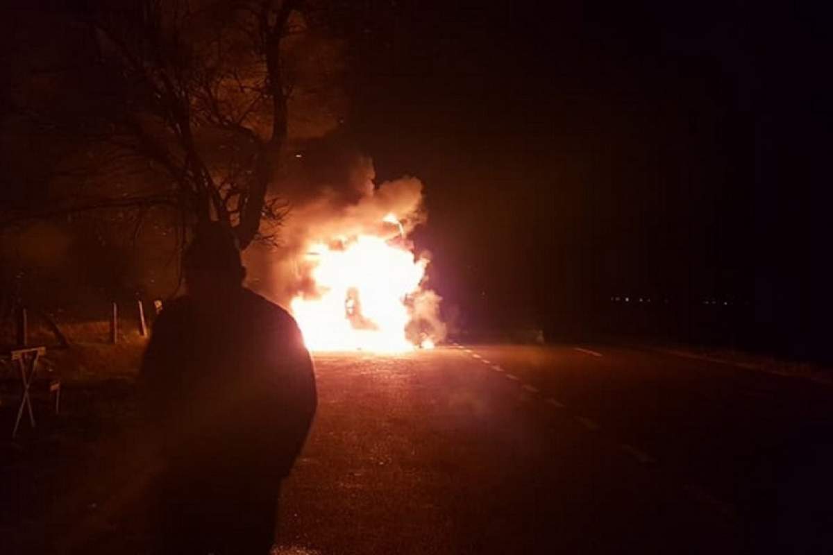 FOTO / TIR în flăcări! Ce au găsit pompierii când au ajuns la faţa locului