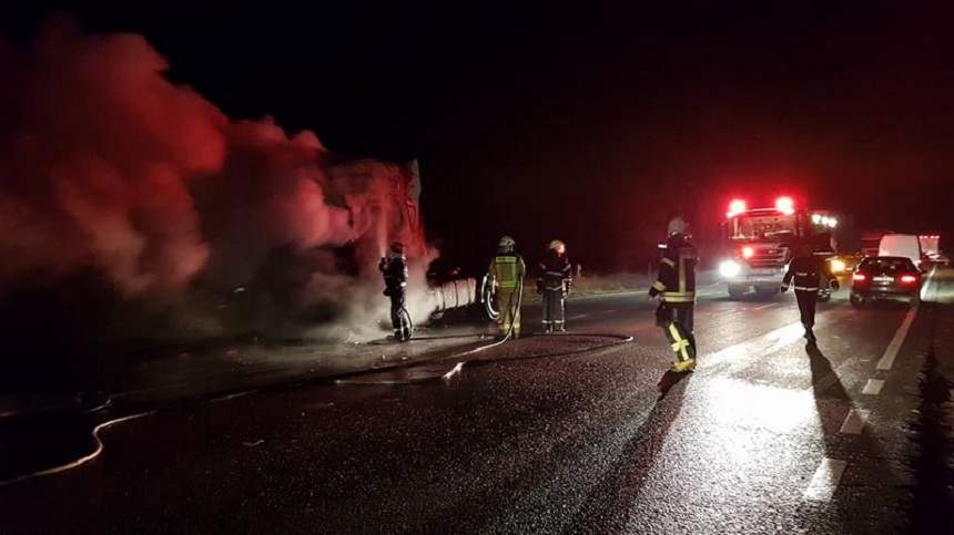 FOTO / TIR în flăcări! Ce au găsit pompierii când au ajuns la faţa locului