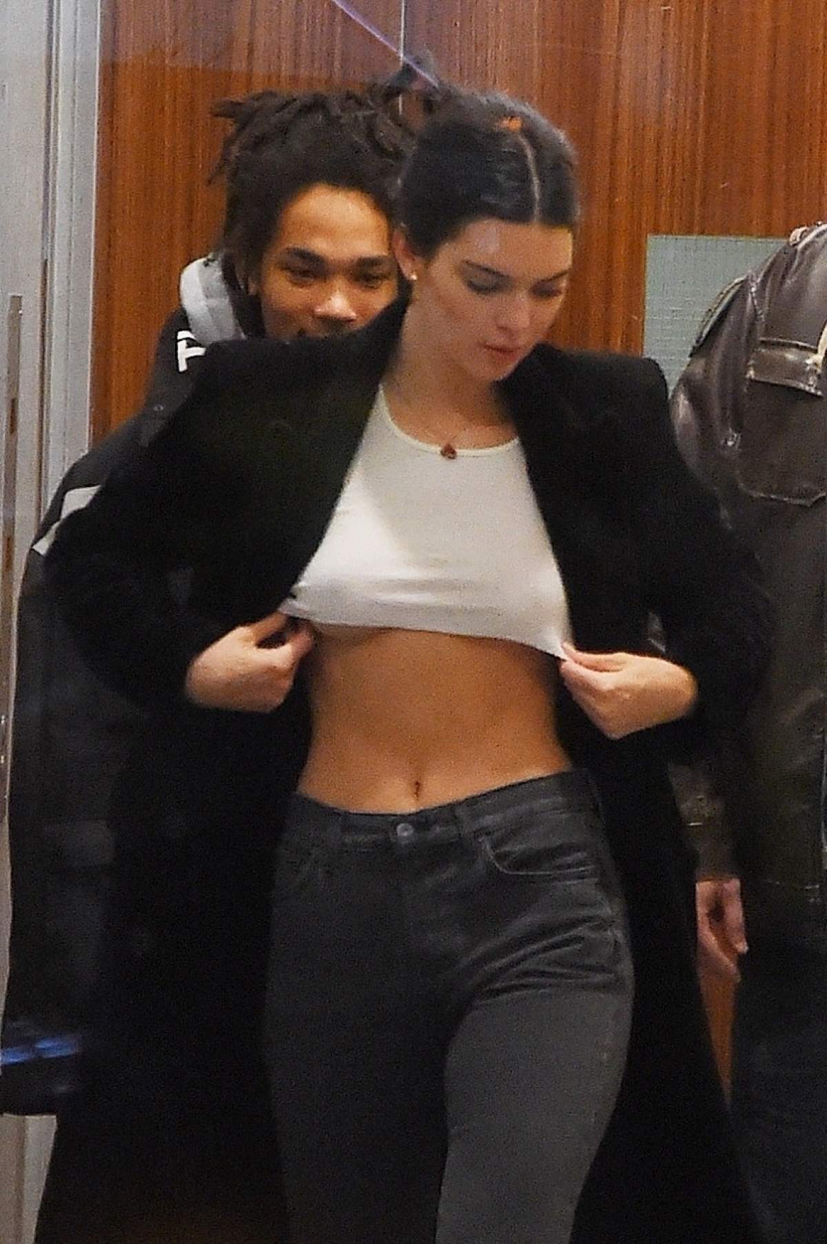 Kendall Jenner, fără sutien şi cu sfârcurile la vedere! În ce ipostaze hot au surprins-o paparazzi