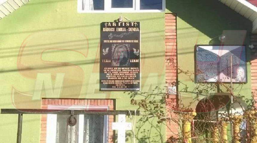 FOTO EXCLUSIV / Gest sfâşietor în memoria Denisei Răducu! Ce a apărut pe casa părintească din Ştefăneşti, la şase luni de la moartea artistei