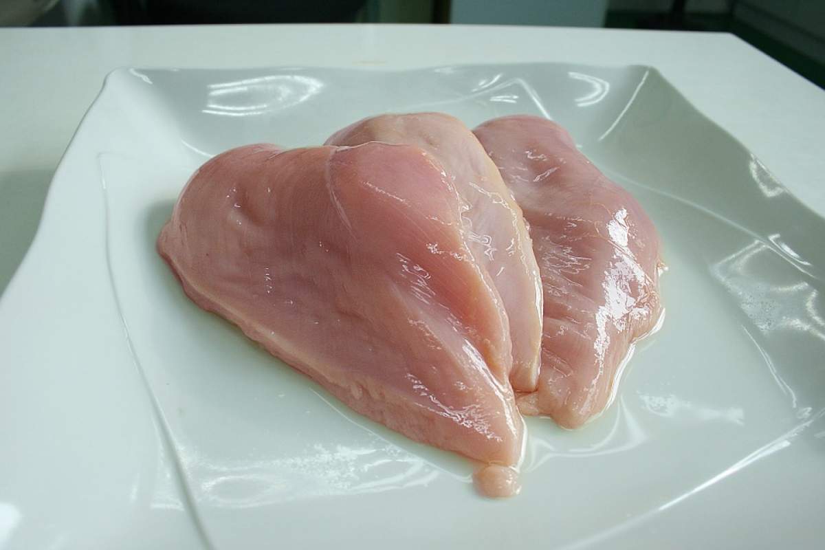ÎNTREBAREA ZILEI: De ce nu e bine să speli carnea de pui?