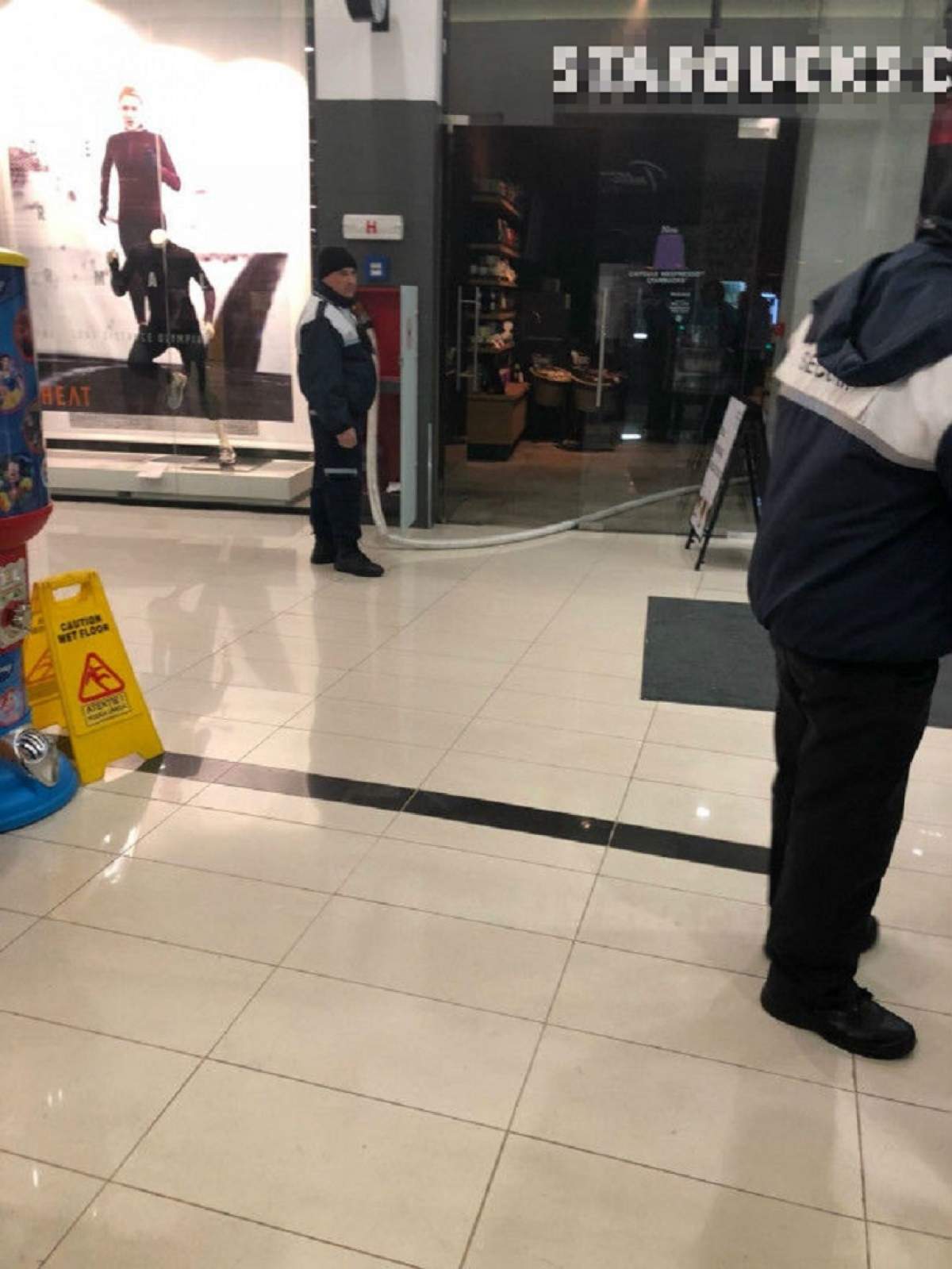 FOTO / Mall în flăcări! Un incendiu a izbucnit într-o cafenea