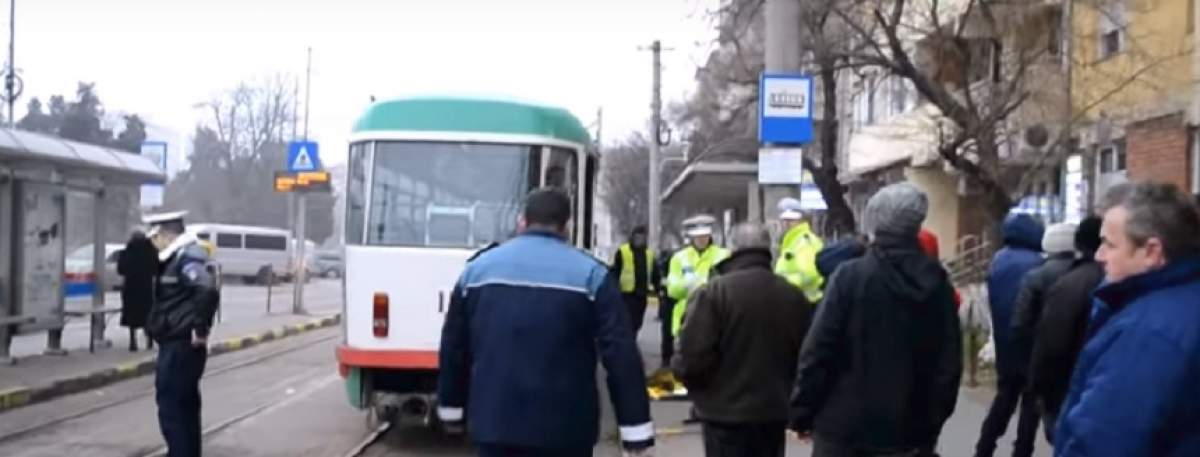 VIDEO / Accident în staţia de tramvai! Un bărbat a murit după ce a căzut sub tramvai