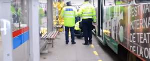 VIDEO / Accident în staţia de tramvai! Un bărbat a murit după ce a căzut sub tramvai