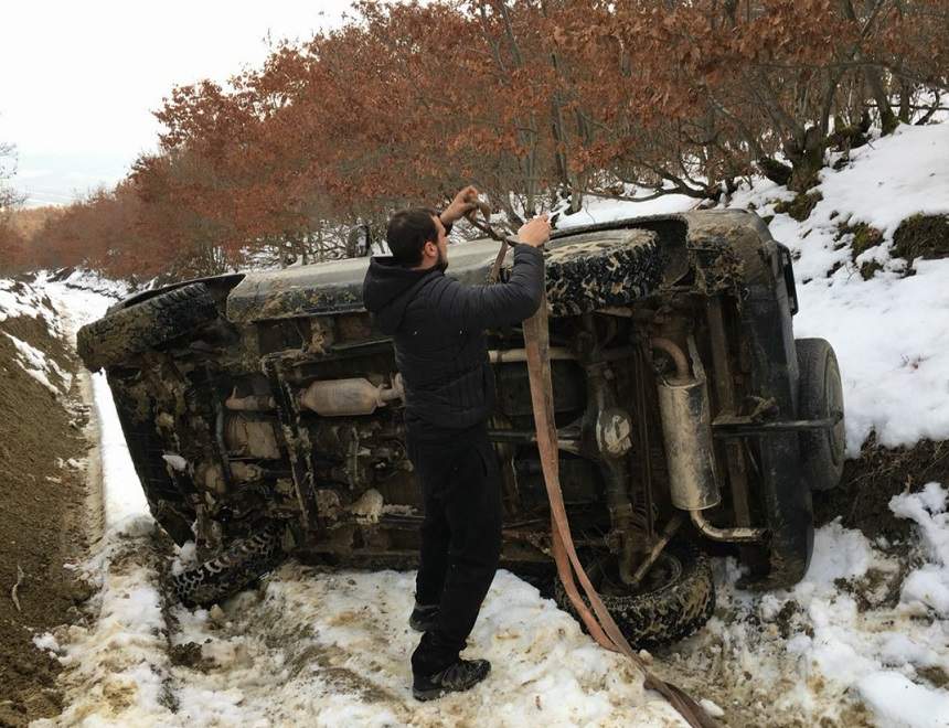 FOTO / Robert, fost concurent la "Insula Iubirii", s-a răsturnat cu maşina! Prima reacţie a Medanei