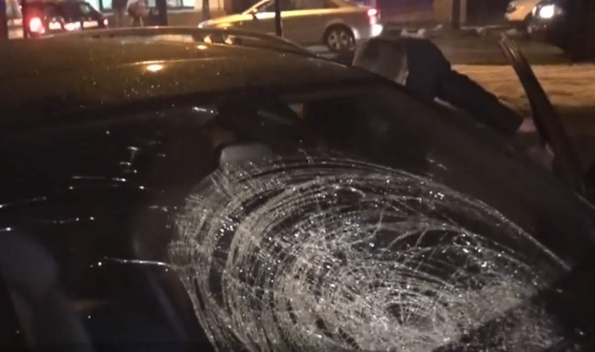 VIDEO / Accident pe o şosea din Bistriţa Năsăud! Pieton evitat de un şofer, lovit grav de altul