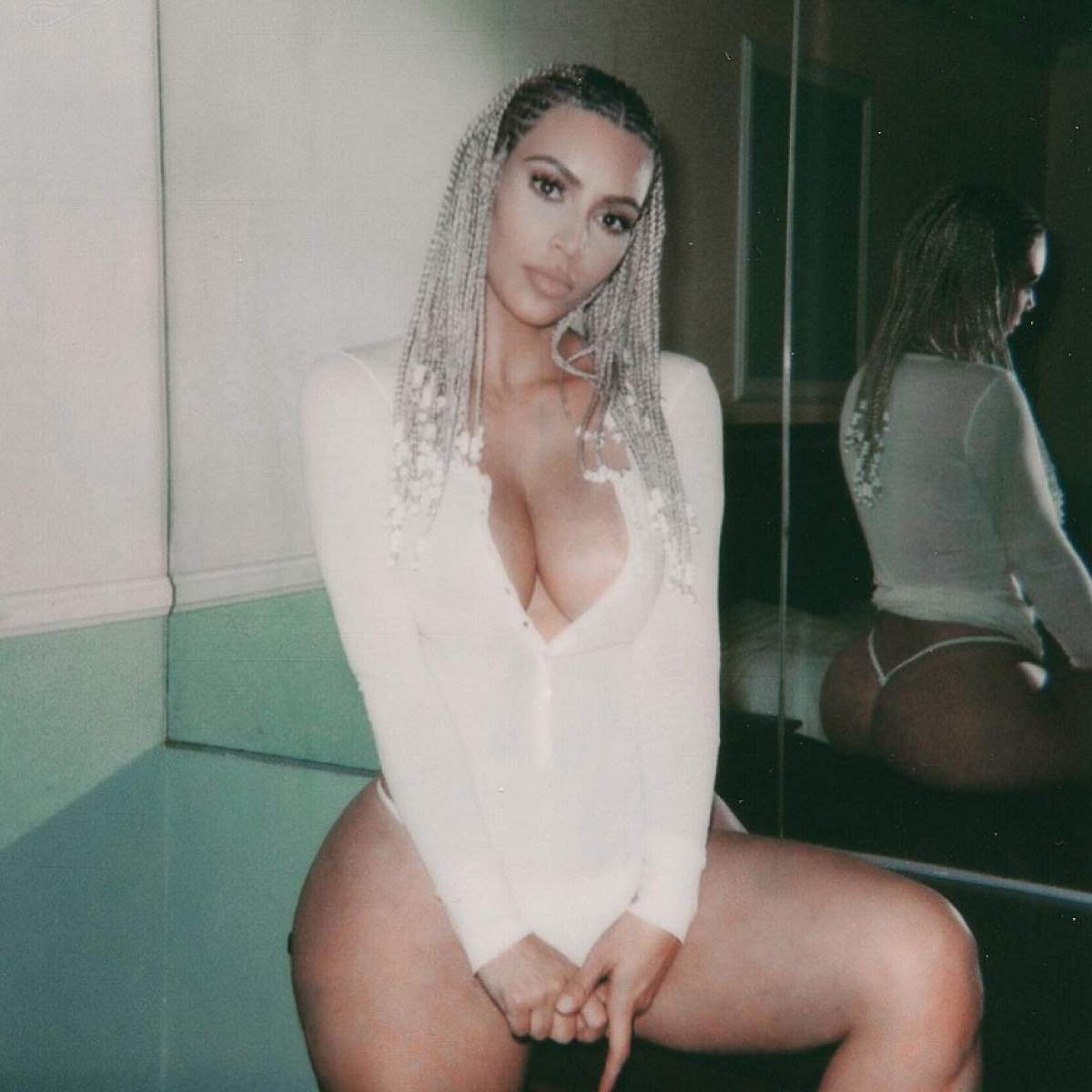 FOTO / Imagini năucitoare cu Kim Kardashian în dormitorul personal. Vedeta s-a pozat topless şi a încins internetul
