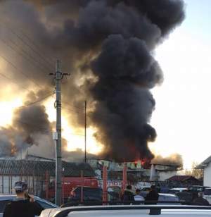 Pericol de explozie în Câmpina! Un service auto a fost cuprins de flăcări uriaşe