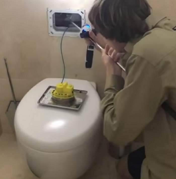 VIDEO / Şocant. Ce secret ascundea toaleta care îşi trăgea singură apa