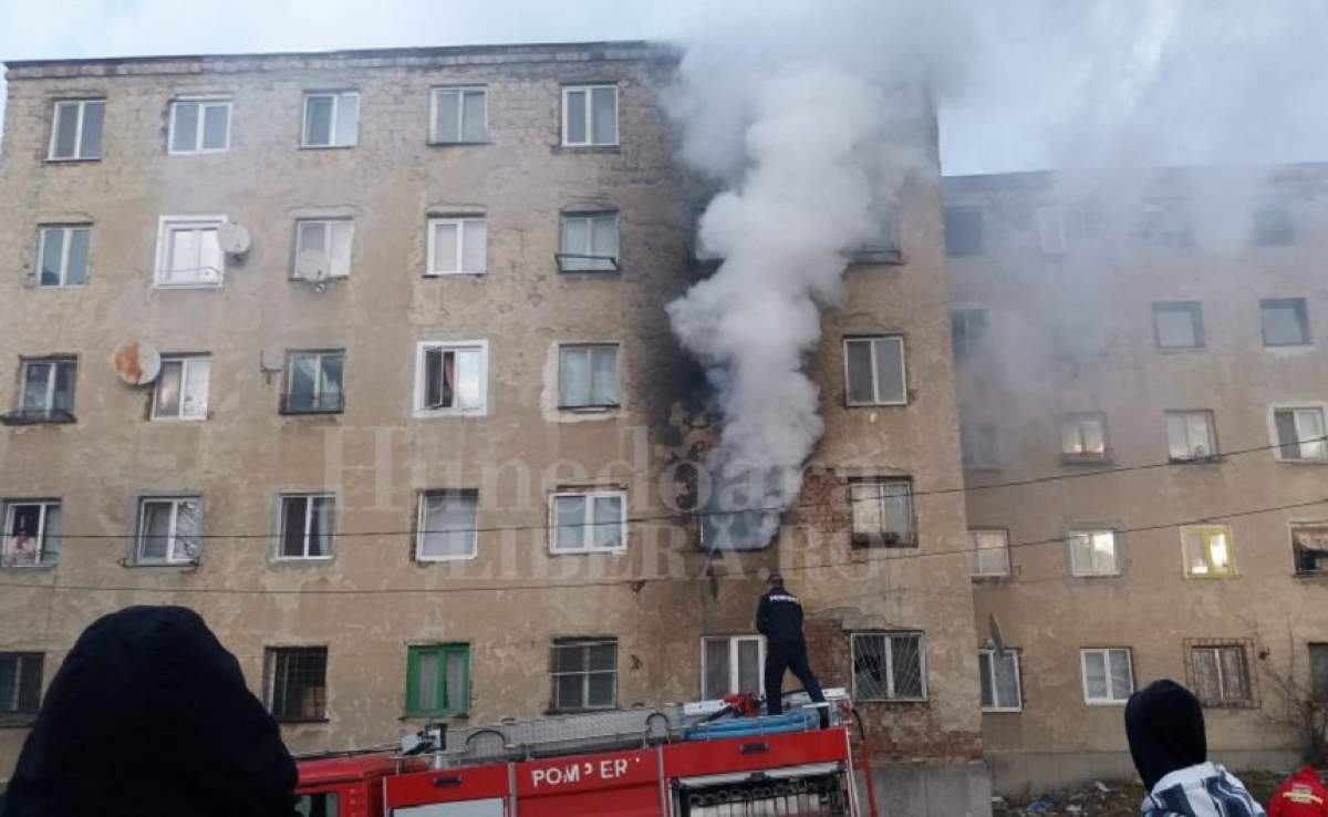 FOTO / Incendiu de proporţii într-un bloc de locuințe din Hunedoara