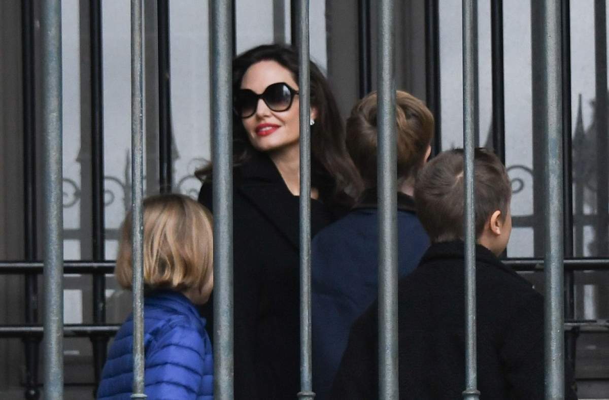 FOTO / Angelina Jolie, din ce în ce mai slabă, dar cu întreaga familie alături de ea! Cum s-a ferit în public