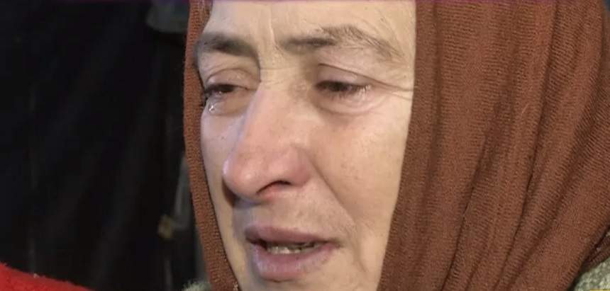 VIDEO / Mama hoaţă, dispărută! Şi-a părăsit copiii pe bandă rulantă: „Nu are suflet de mamă”