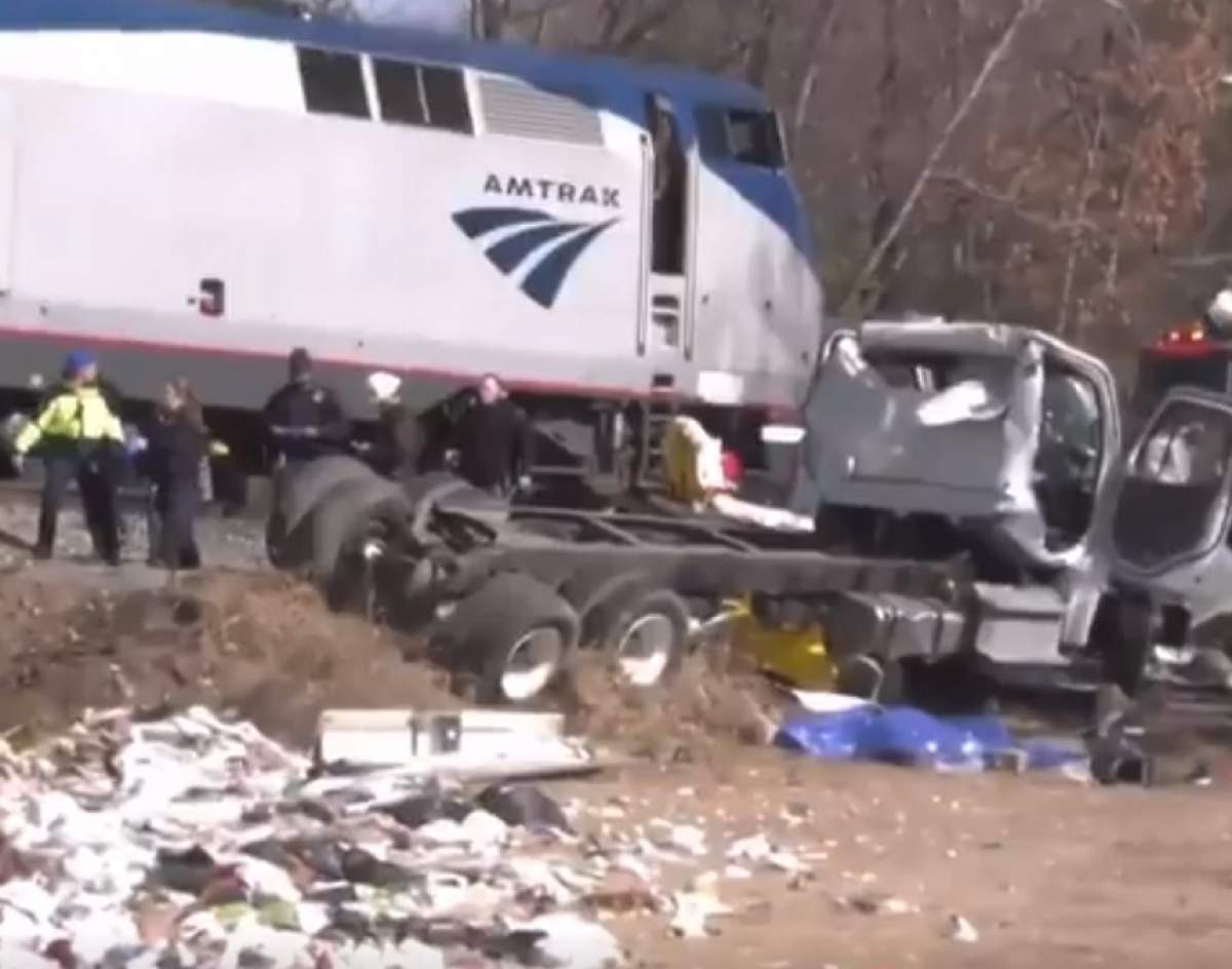 VIDEO / Ultimă oră! Un tren a izbit din plin un camion. Cel puţin un om a murit şi mai multe persoane sunt rănite