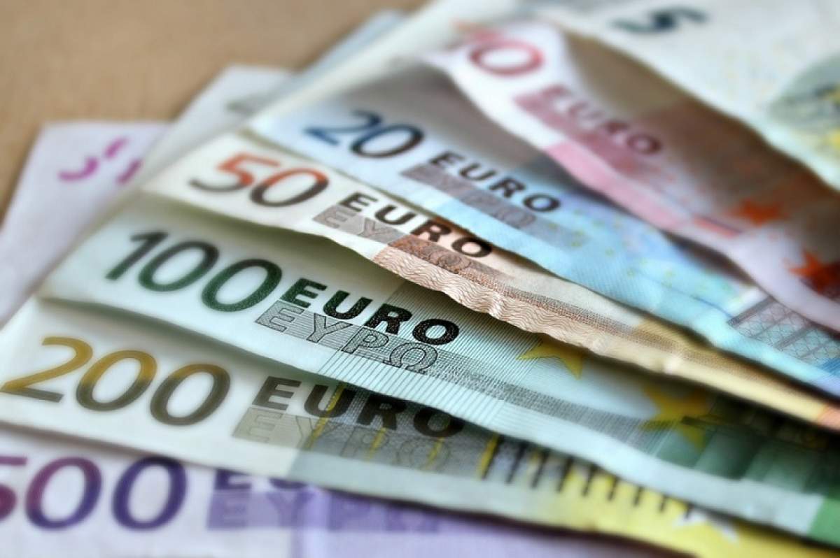 Geantă ce conținea 16 mii de euro, uitată în restaurant! O angajată a găsit-o, dar ce a făcut după?