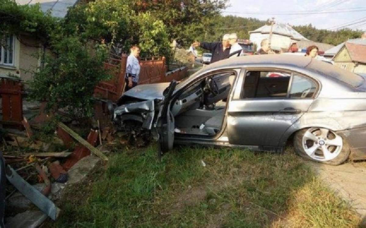 FOTO / Dovadă de imprudență! Șofer în vârstă de 22 de ani, cu mașina direct în gard