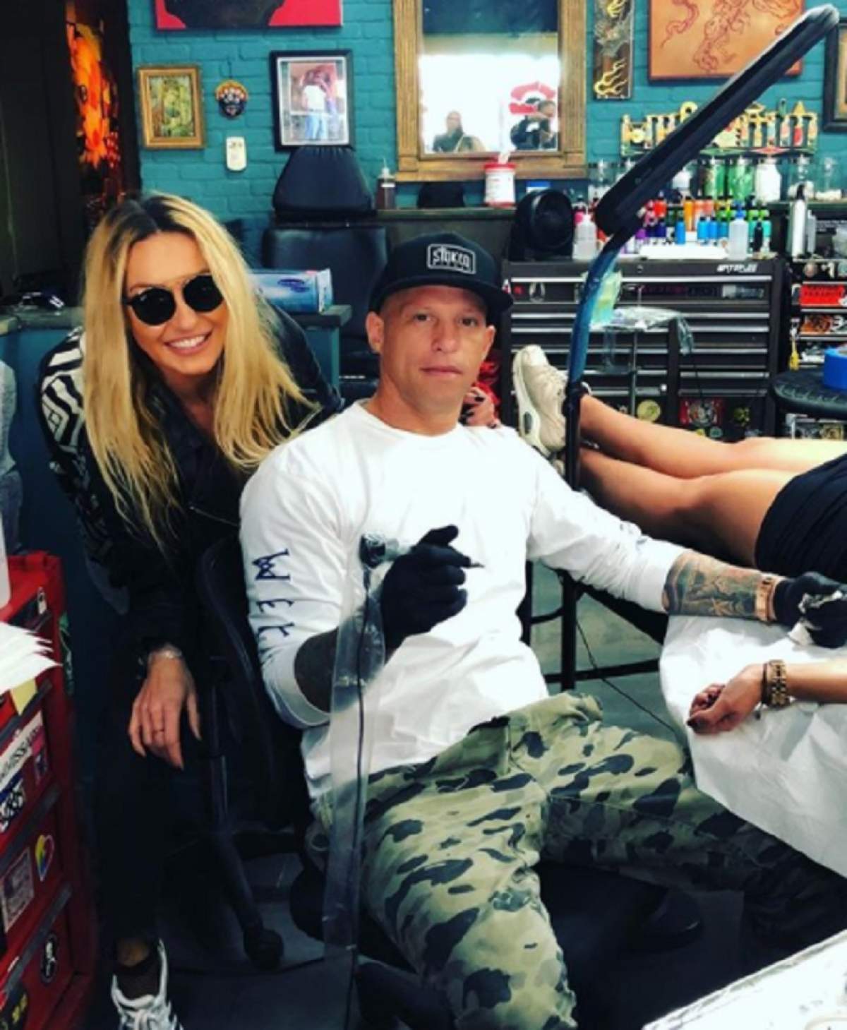 FOTO / Flavia nu vrea să uite niciodată vacanţa alături de Codin Maticiuc! Blondina nu a rezistat şi s-a tatuat!