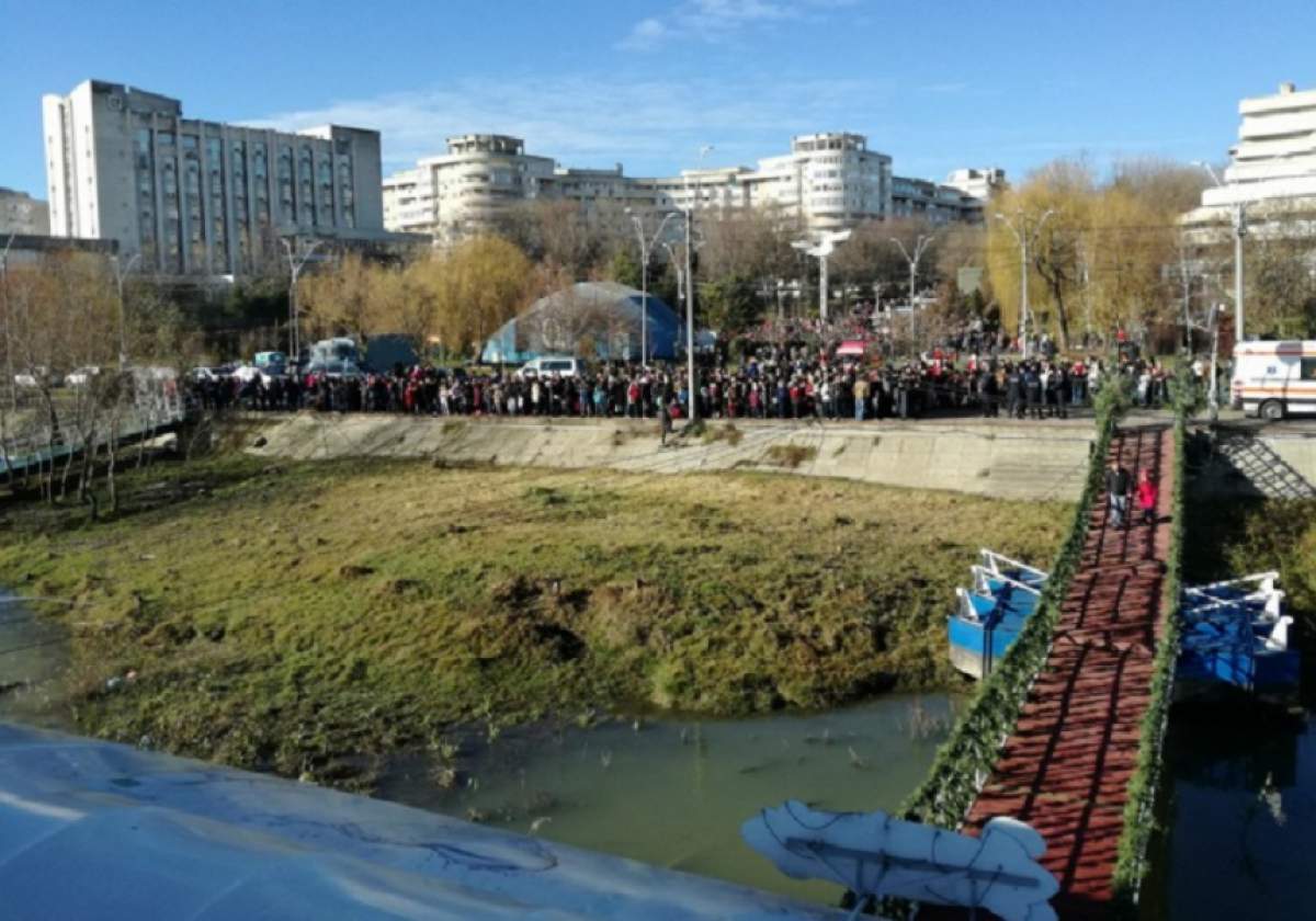 FOTO / Vremea bună i-a scos din casă! Sute de oameni au asistat la aruncarea crucii în apă de Bobotează, în Brăila