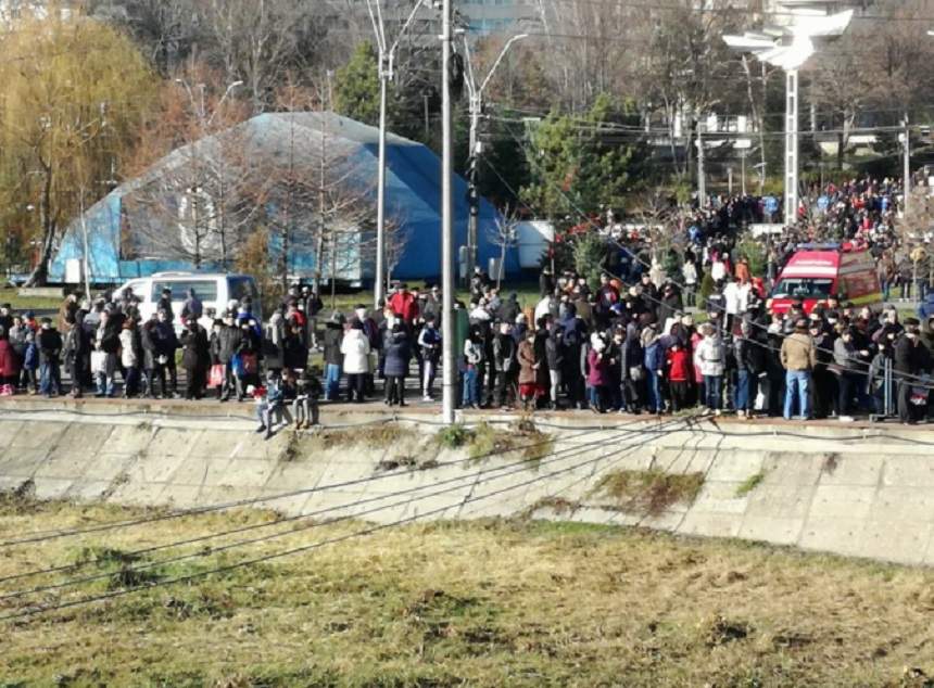 FOTO / Vremea bună i-a scos din casă! Sute de oameni au asistat la aruncarea crucii în apă de Bobotează, în Brăila