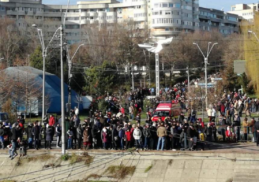 FOTO / Vremea bună i-a scos din casă! Sute de oameni au asistat la aruncarea crucii în apă de Bobotează, în Brăila