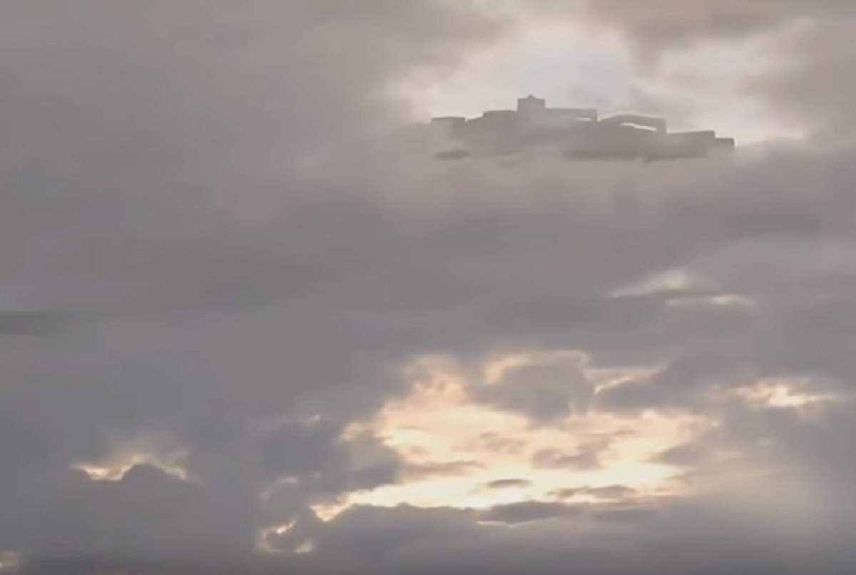 VIDEO / Populaţia este în alertă! O poartă extraterestră a fost surprinsă pe cer!